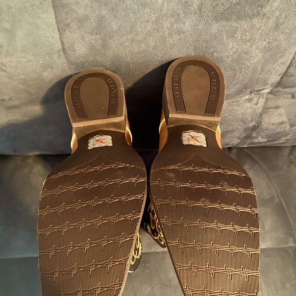 TWISTED X WOMEN’S WESTERN BOOT - floral, square-toed cowgirl boots - Picture 3 of 3